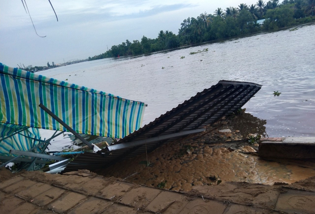 Hiện trường vụ sạt lở. Ảnh: B.D Hiện trường vụ sạt lở. Ảnh: B.D