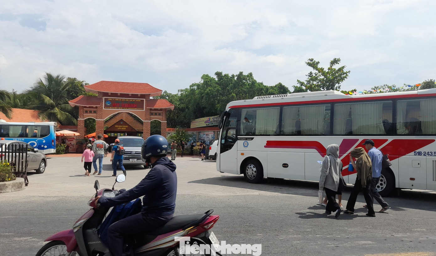 Làng du lịch Mỹ Khánh tấp nập người xe ra vào.