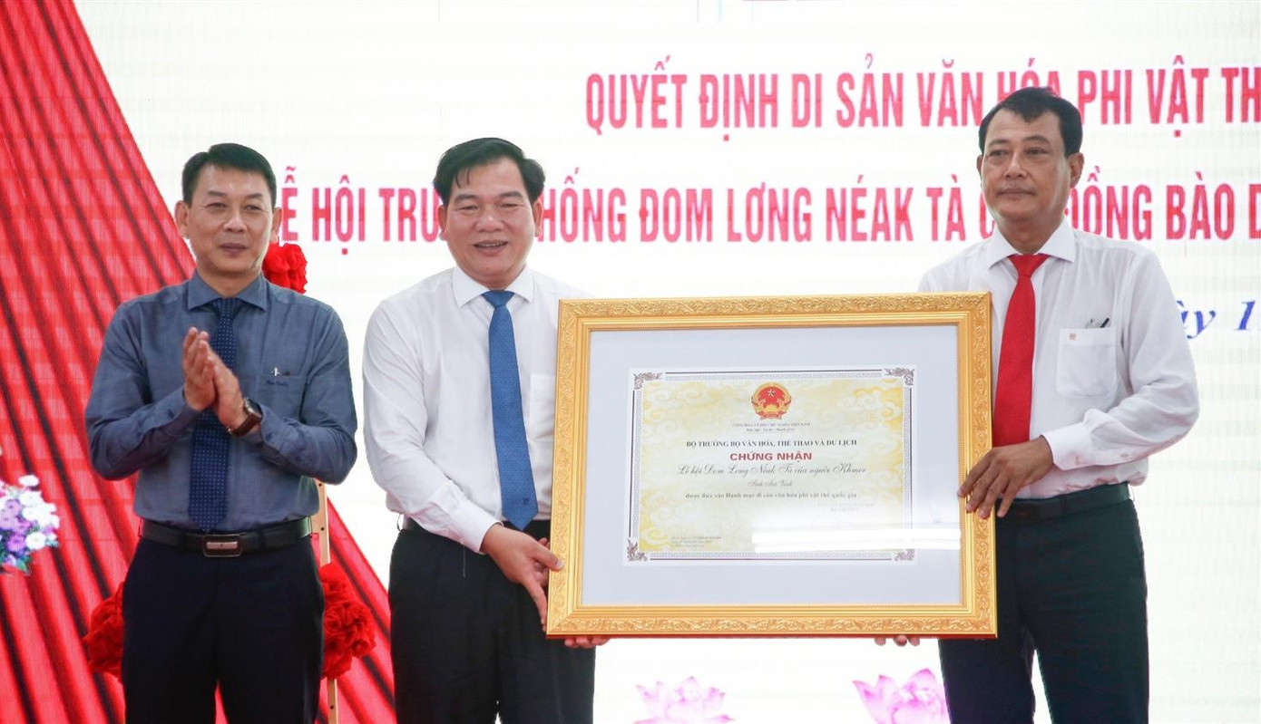 Lãnh đạo Sở VH-TT&DL Trà Vinh đón nhận Chứng nhận Di sản văn hóa phi vật thể quốc gia Lễ hội Đom Lơng Néak Tà của người Khmer tỉnh Trà Vinh. Ảnh: Phương An.