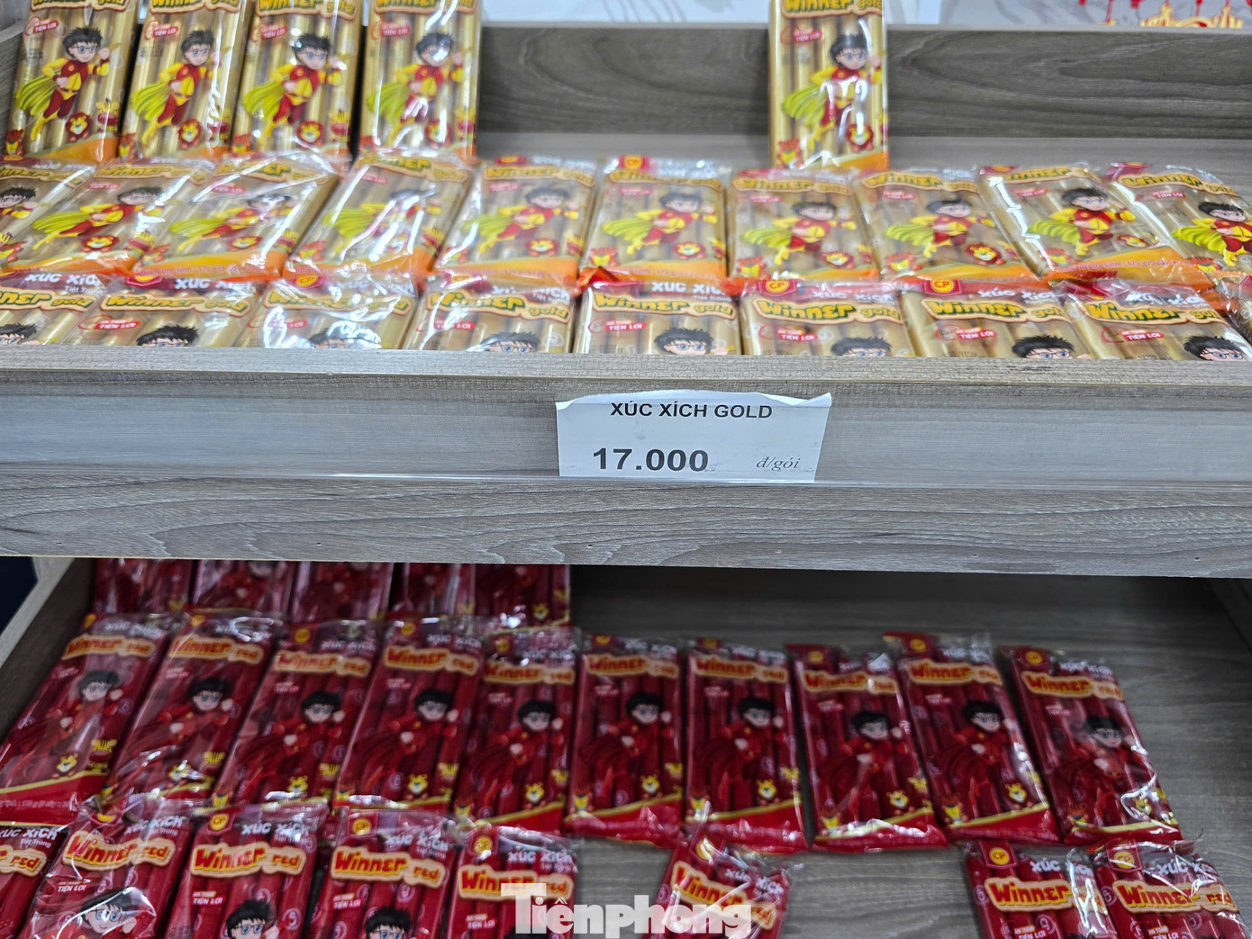 Một số sản phẩm bày bán tại cửa hàng.