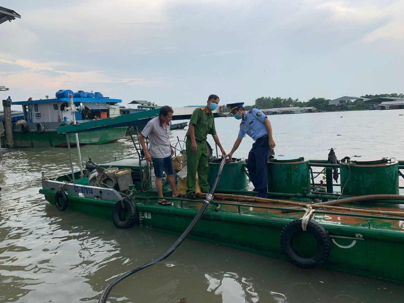 Lực lượng chức năng kiểm tra phương tiện. Lực lượng chức năng kiểm tra phương tiện.
