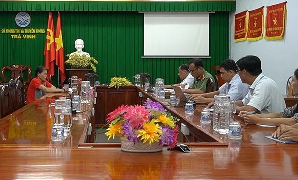 Cơ quan chức năng làm việc với bà P hôm 26/3. Ảnh: Bảo Anh