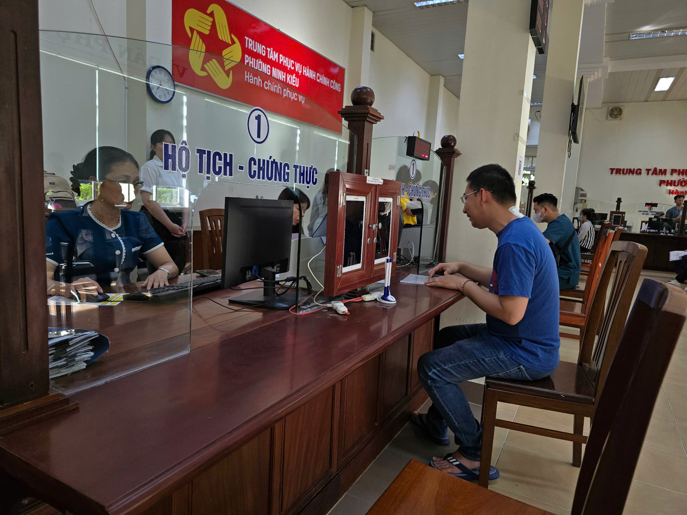 Ông Nguyễn Anh Hoài - Phó Chủ tịch UBND, Giám đốc Trung tâm Phục vụ hành chính công phường Ninh Kiều cho biết, để đảm bảo phục vụ người dân đến giao dịch, phường đã trang bị máy tra cứu hồ sơ, giúp người dân biết được hồ sơ đang được giải quyết ở giai đoạn nào, đánh giá được cán bộ công chức trong quá trình thực hiện nhiệm vụ. Ông Nguyễn Anh Hoài - Phó Chủ tịch UBND, Giám đốc Trung tâm Phục vụ hành chính công phường Ninh Kiều cho biết, để đảm bảo phục vụ người dân đến giao dịch, phường đã trang bị máy tra cứu hồ sơ, giúp người dân biết được hồ sơ đang được giải quyết ở giai đoạn nào, đánh giá được cán bộ công chức trong quá trình thực hiện nhiệm vụ.