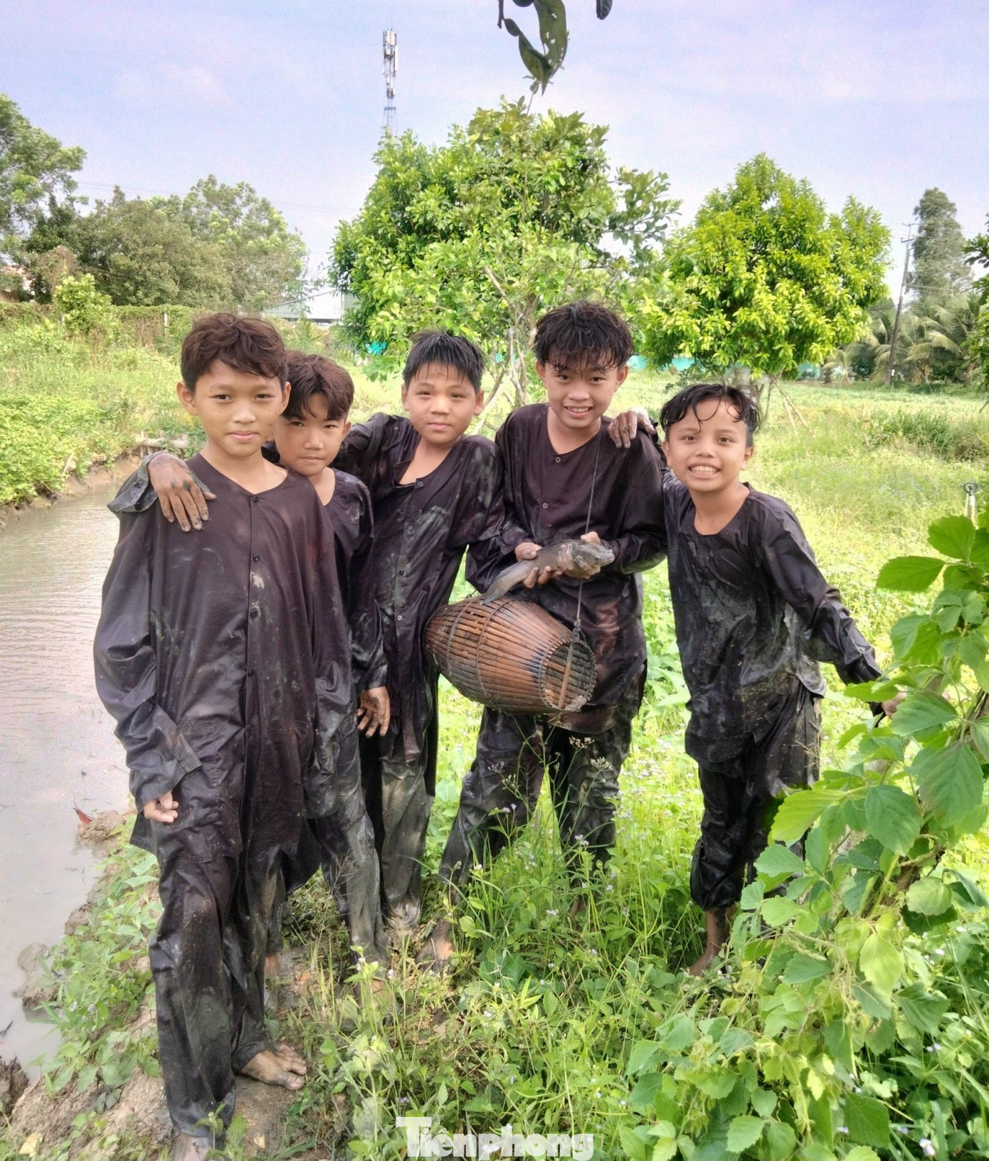 Cùng với tham quan, hòa mình vào cảnh sắc thiên nhiên trong lành, du khách còn được trải nghiệm bắt cá, thưởng thức ẩm thực với những đặc sản tại chỗ. Cùng với tham quan, hòa mình vào cảnh sắc thiên nhiên trong lành, du khách còn được trải nghiệm bắt cá, thưởng thức ẩm thực với những đặc sản tại chỗ.