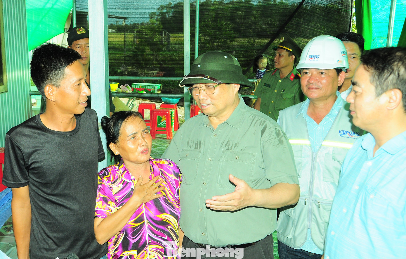 Thủ tướng thăm hỏi người dân sống hai bên dự án. (Ảnh: Cảnh Kỳ)