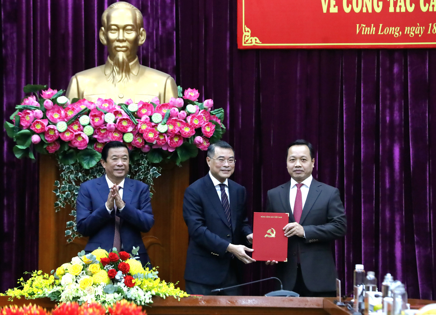 Ông Lê Minh Hưng - Ủy viên Bộ Chính trị, Trưởng Ban Tổ chức Trung ương - trao quyết định cho tân Bí thư Tỉnh ủy Vĩnh Long.