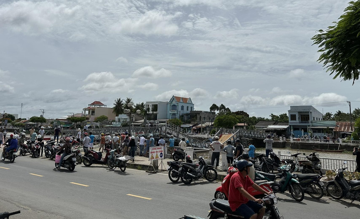 Nhiều người theo dõi sự cố sập cầu tạm.