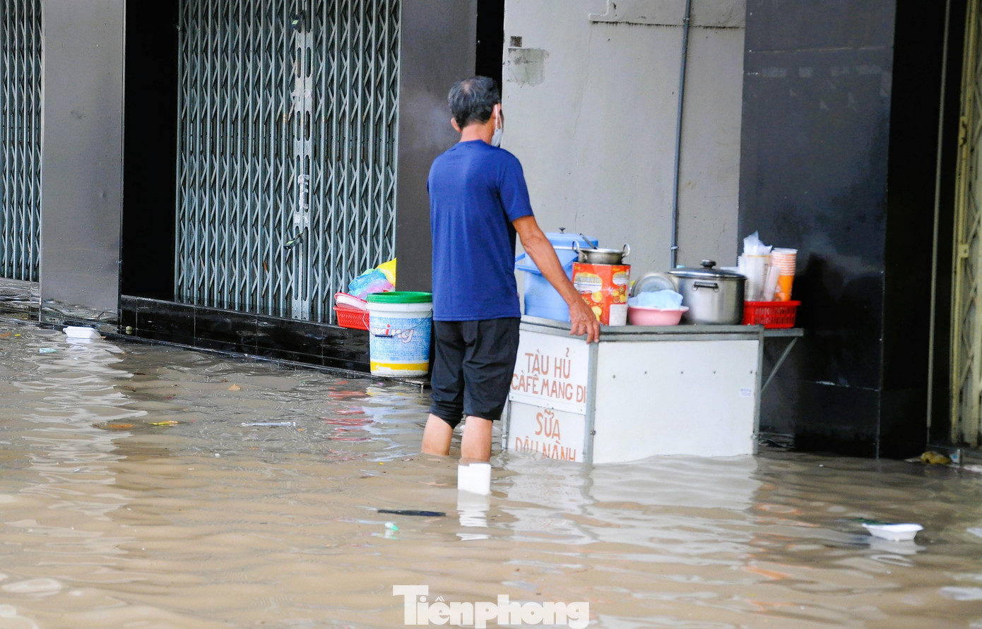Theo Đài Khí tượng thủy văn thành phố Cần Thơ, mực nước cao nhất trạm Cần Thơ trên sông Hậu lúc 5h30 hôm nay (11/10) là 2,23m, cao hơn báo động III là 0,23m và gần chạm mốc lịch sử năm 2019 (2,25m).