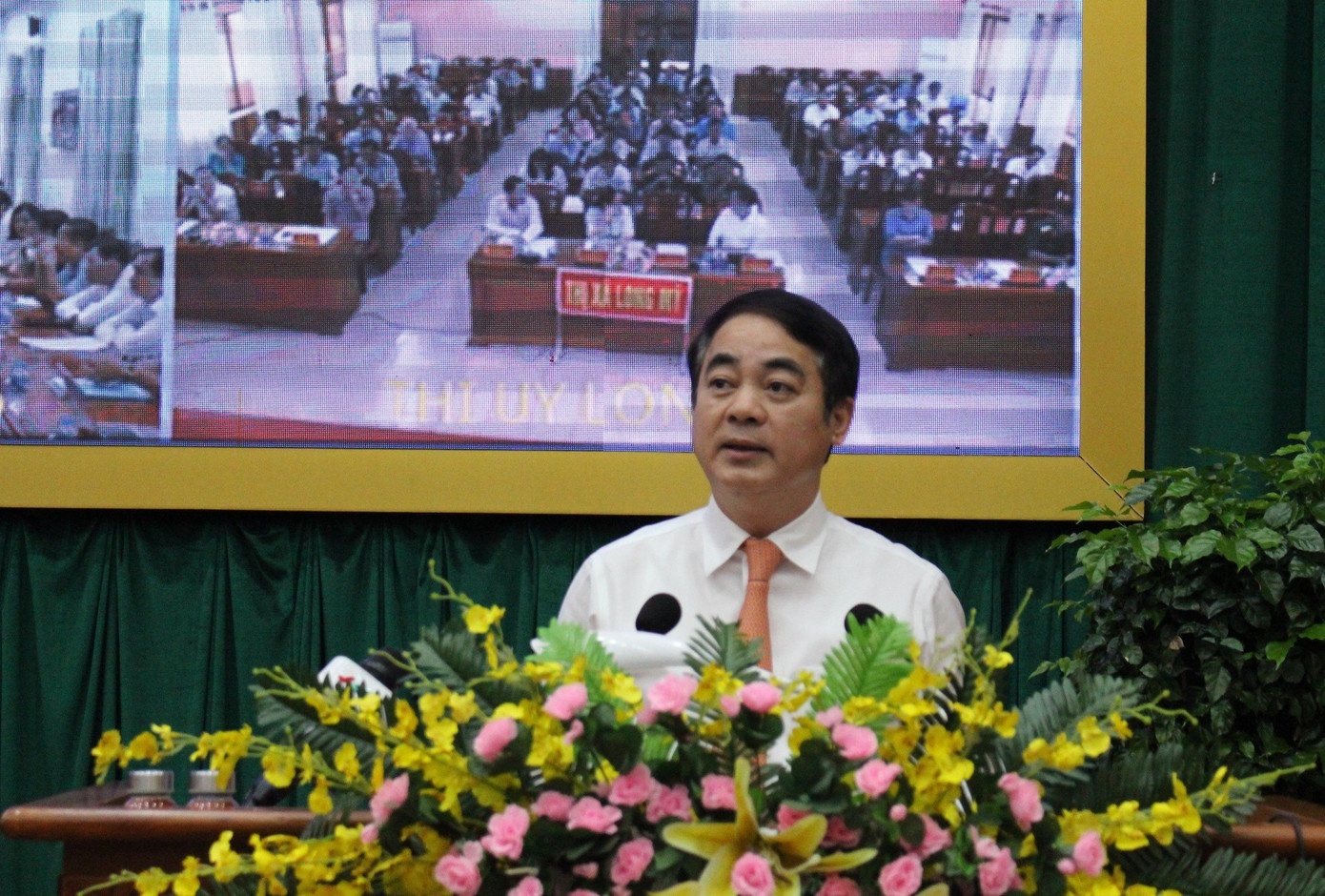 Bí thư Tỉnh ủy Hậu Giang Nghiêm Xuân Thành phát biểu tại hội nghị. Bí thư Tỉnh ủy Hậu Giang Nghiêm Xuân Thành phát biểu tại hội nghị.