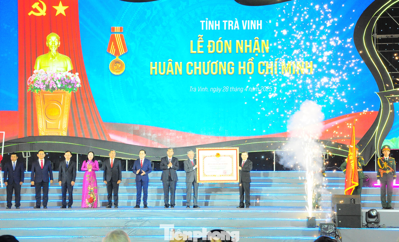 Lãnh đạo tỉnh Trà Vinh đón nhận Huân chương Hồ Chí Minh. Lãnh đạo tỉnh Trà Vinh đón nhận Huân chương Hồ Chí Minh.