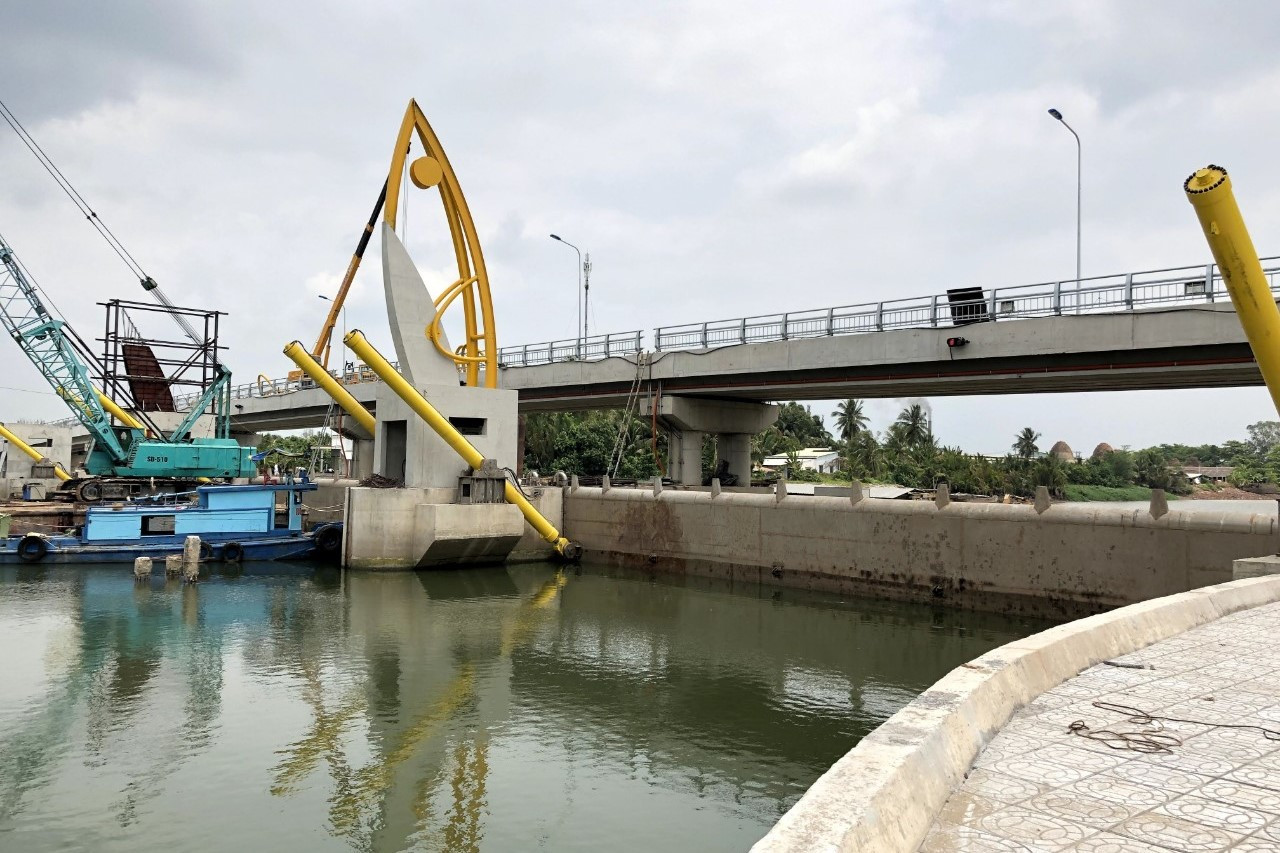 Các địa phương chủ động vận hành cống ngăn mặn.