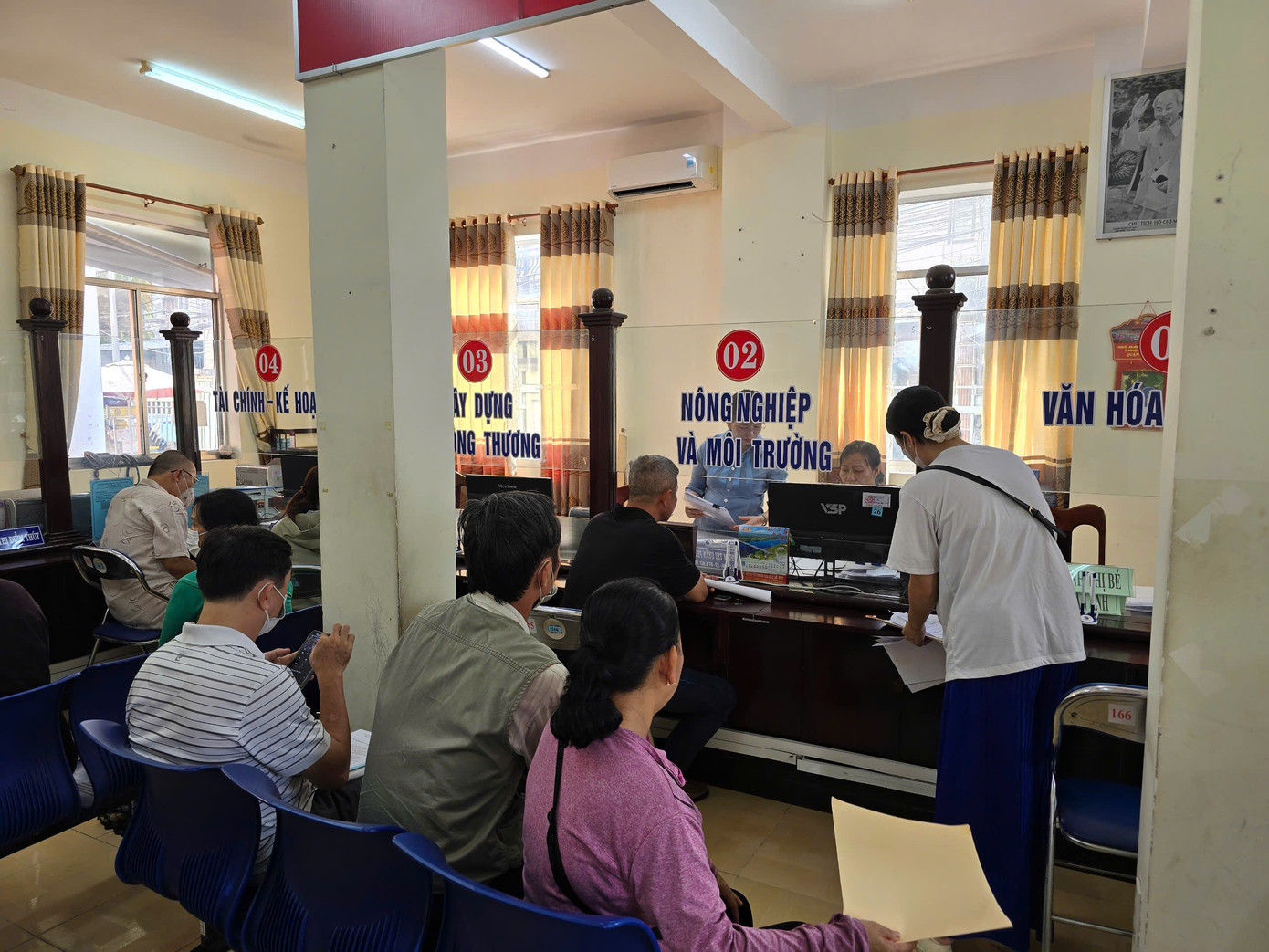 Đến làm thủ tục liên quan đến nhà đất cho khách hàng, anh Đào Hoàng Khương (nhân viên ngân hàng) cho biết, trước đây làm ở quận, nay ở phường, ban đầu có hơi lo vì không biết thế nào, nhưng tới làm việc thấy bình thường, mọi thủ tục đều được giải quyết, không có cản trở gì. Đến làm thủ tục liên quan đến nhà đất cho khách hàng, anh Đào Hoàng Khương (nhân viên ngân hàng) cho biết, trước đây làm ở quận, nay ở phường, ban đầu có hơi lo vì không biết thế nào, nhưng tới làm việc thấy bình thường, mọi thủ tục đều được giải quyết, không có cản trở gì.