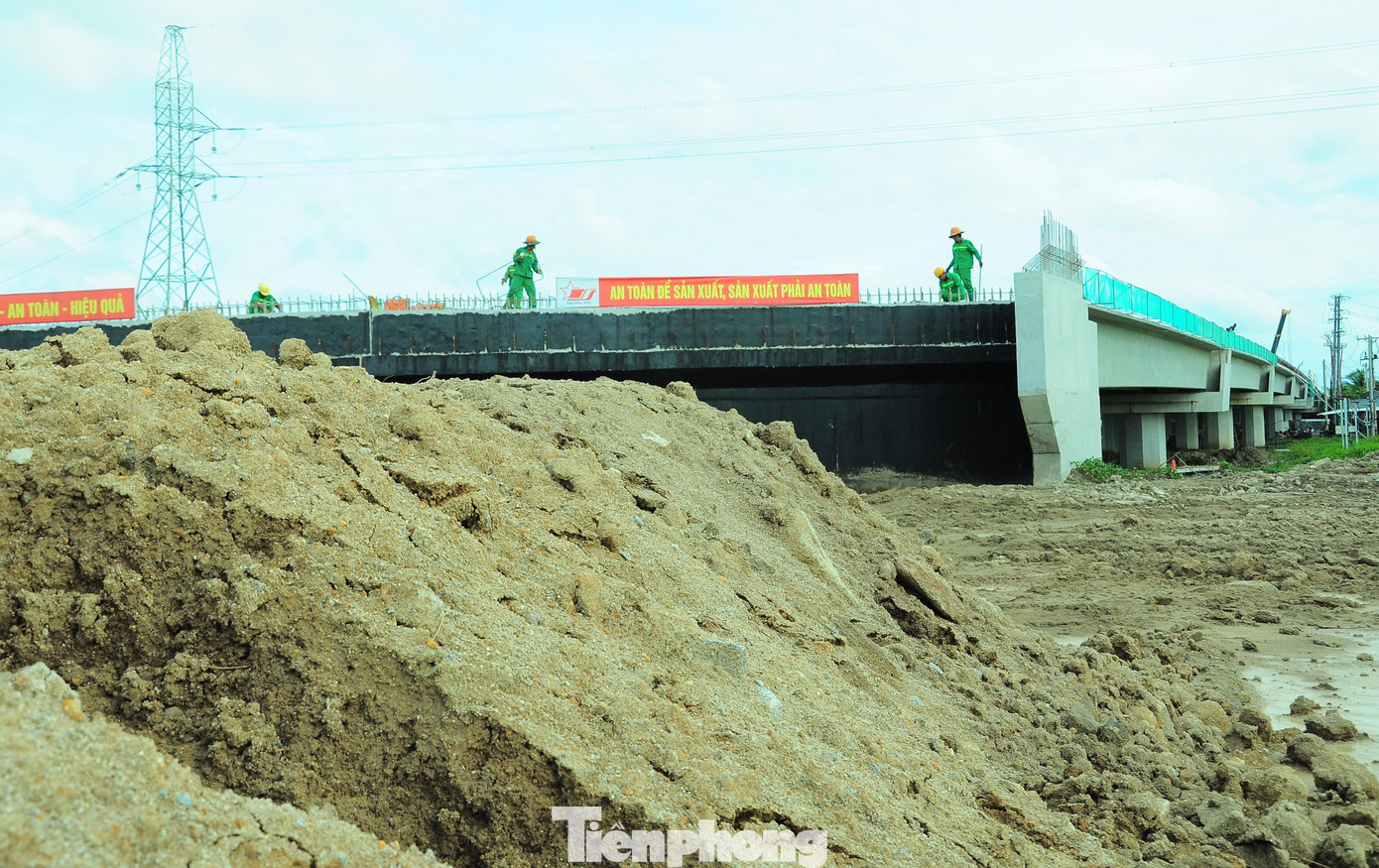 Thi công dự án cao tốc Cần Thơ - Cà Mau đoạn qua huyện Vị Thủy, tỉnh Hậu Giang.