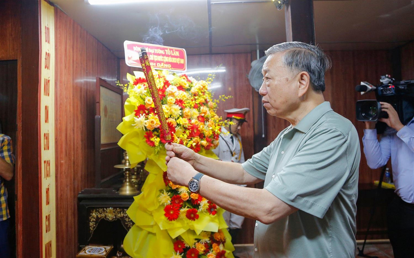Chủ tịch nước Tô Lâm dâng hương. Ảnh: Phương An Chủ tịch nước Tô Lâm dâng hương. Ảnh: Phương An