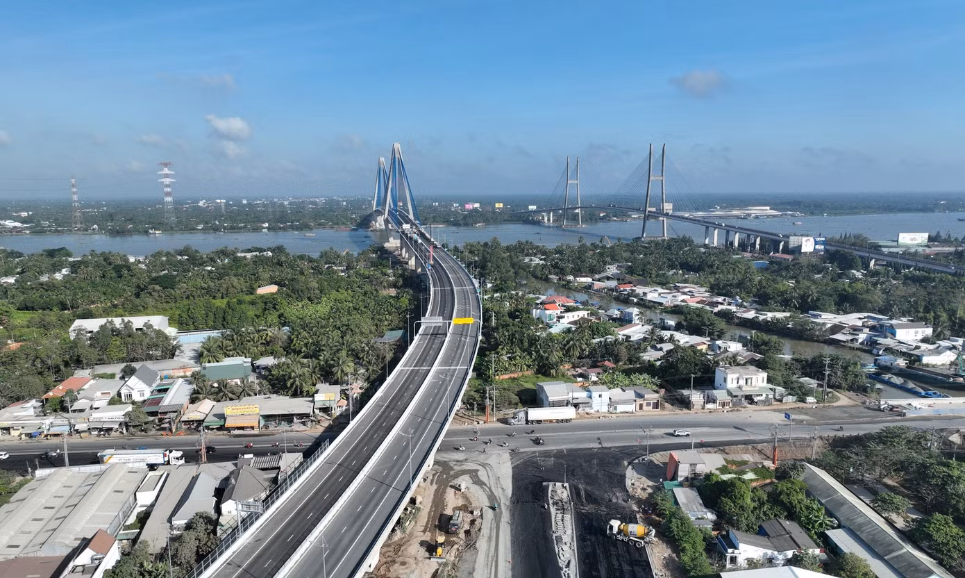 Tổng chiều dài dự án 6,61 km, trong đó, phần đường dẫn hai đầu cầu dài 4,7 km (phía Tiền Giang 4,3 km, phía Vĩnh Long 0,4 km). Cấp đường: ô tô cao tốc, vận tốc thiết kế 100 km/h. Trước mắt phân kỳ đầu tư với quy mô 4 làn xe, bề rộng nền đường phía Tiền Giang là 17 m, phía Vĩnh Long rộng 25 m (đồng bộ với bề mặt cầu). Giai đoạn hoàn chỉnh sẽ đầu tư xây dựng 6 làn xe, bề rộng nền đường 32,25 m.