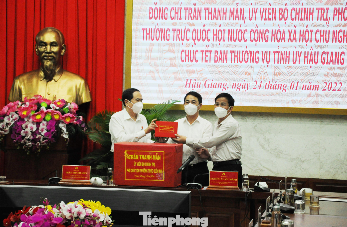 Phó Chủ tịch Thường trực Quốc hội Trần Thanh Mẫn chúc Tết, tặng quà lãnh đạo tỉnh Hậu Giang. Ảnh: Cảnh Kỳ Phó Chủ tịch Thường trực Quốc hội Trần Thanh Mẫn chúc Tết, tặng quà lãnh đạo tỉnh Hậu Giang. Ảnh: Cảnh Kỳ