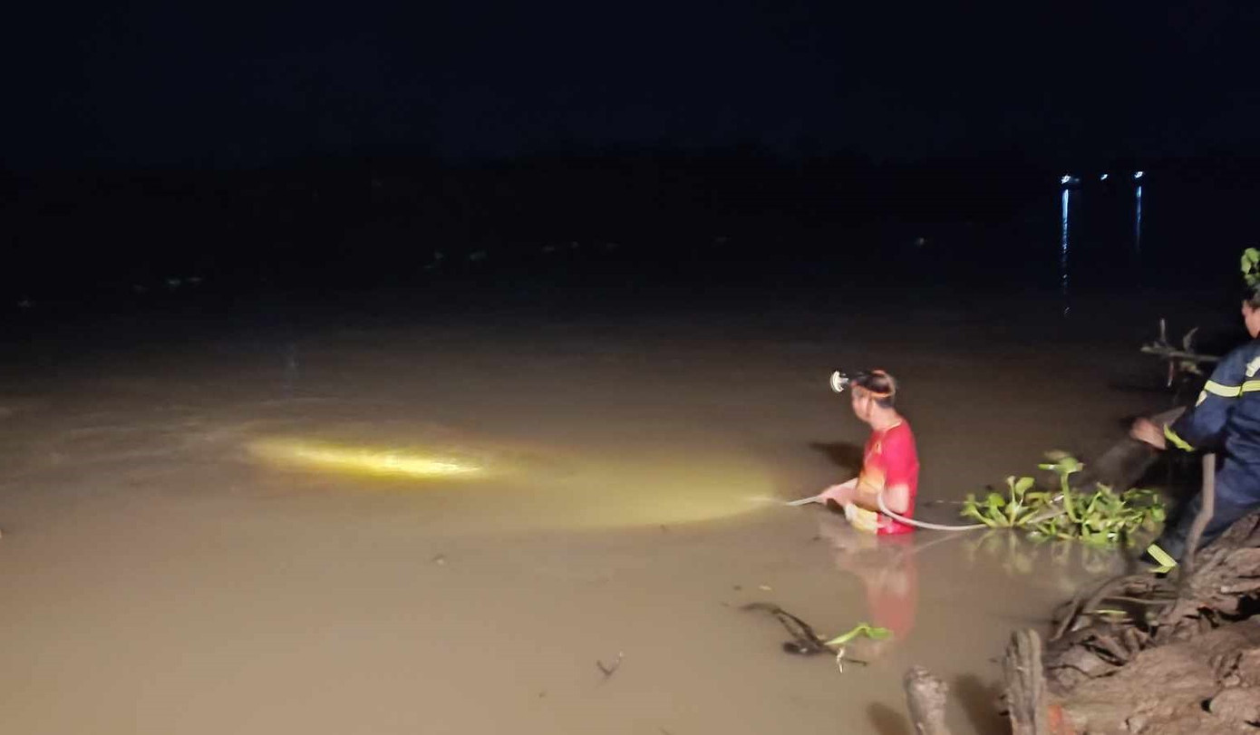 Lực lượng chức năng triển khai công tác tìm kiếm, cứu hộ.