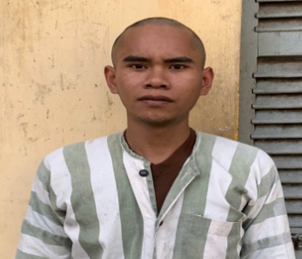 Thạch Nhân tại cơ quan công an. Thạch Nhân tại cơ quan công an.