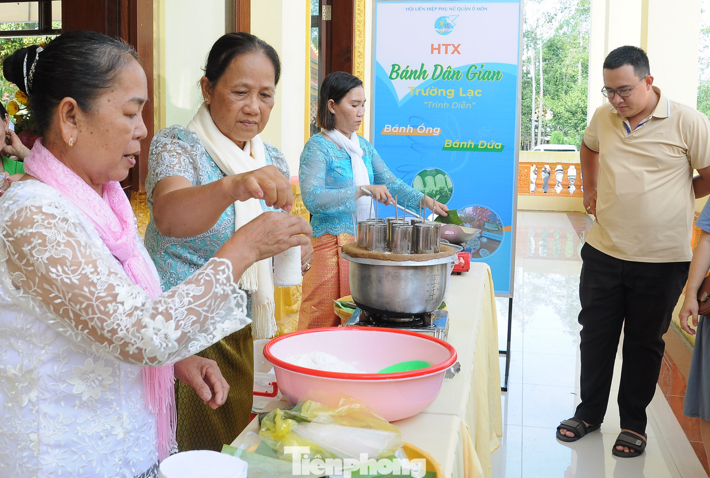 Trình diễn làm bánh dân gian của đồng bào Khmer quận Ô Môn, TP Cần Thơ.