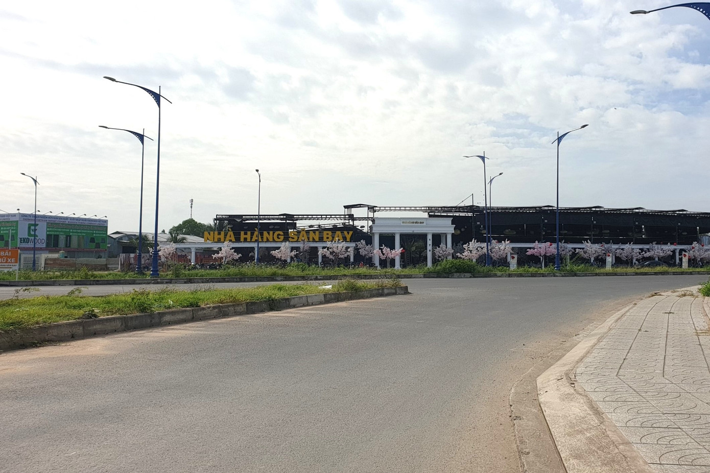 Vị trí nhà hàng được xem là "đắc địa" khi ở cặp tuyến đường chính kết nối sân bay Cần Thơ với trung tâm thành phố.