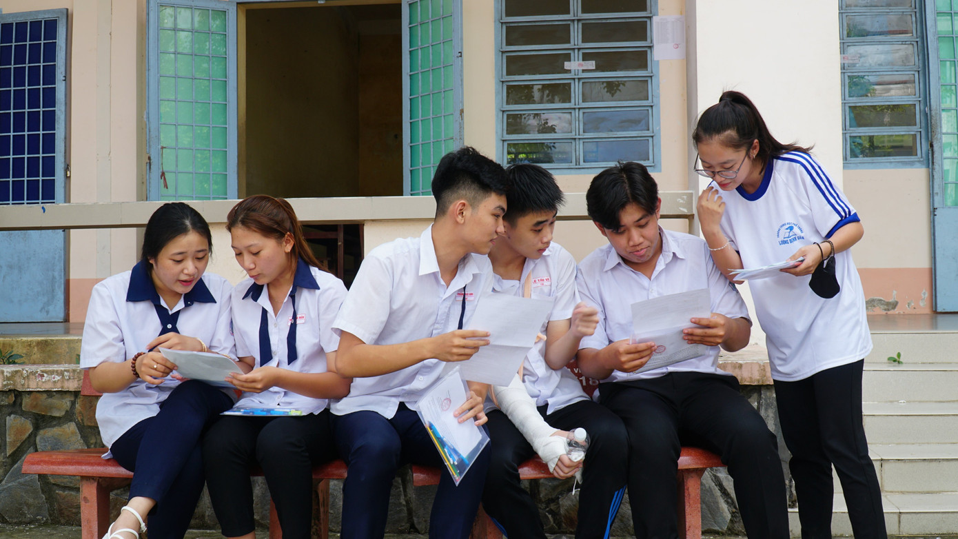 Lê Tấn Vĩ cùng bạn trao đổi sau khi hoàn thành môn thi Ngữ văn. Lê Tấn Vĩ cùng bạn trao đổi sau khi hoàn thành môn thi Ngữ văn.