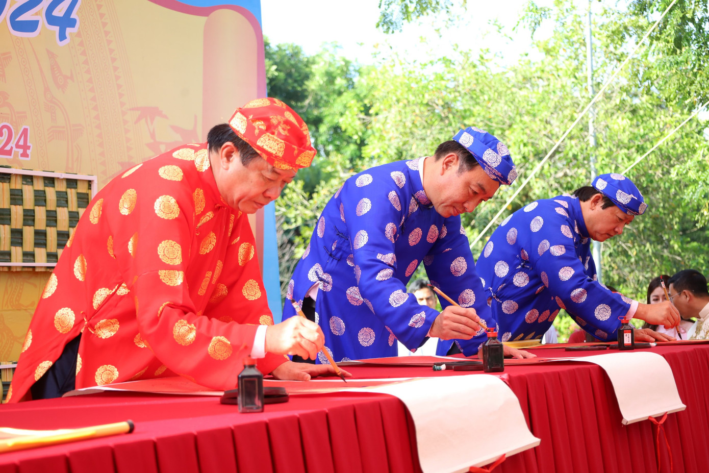 Lãnh đạo tỉnh Vĩnh Long viết những dòng thư pháp tại Lễ khai bút.