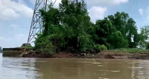 Khu vực Cồn Hô thường xuyên bị sạt lở trong những năm gần đây. Khu vực Cồn Hô thường xuyên bị sạt lở trong những năm gần đây.