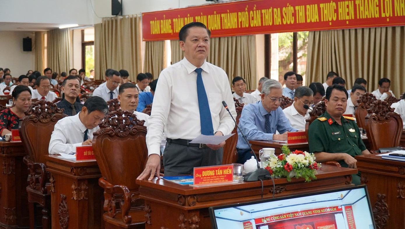 Phó Chủ tịch thường trực UBND TP. Cần Thơ - Dương Tấn Hiển báo cáo giải trình tại phiên họp.
