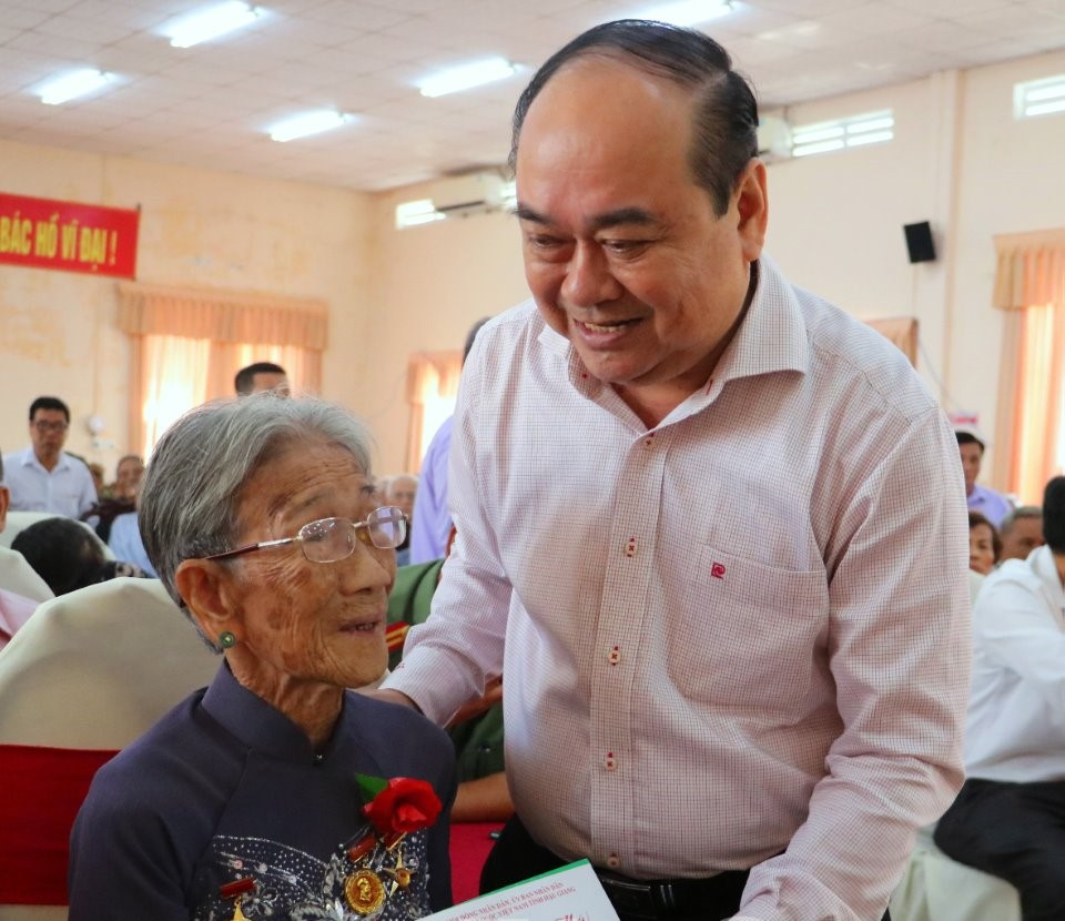 Trao quà cho Mẹ Việt Nam Anh hùng Cao Thị Lê, thị trấn Vĩnh Viễn, huyện Long Mỹ, ông Trần Văn Chính - Chủ tịch Uỷ ban MTTQ Việt Nam tỉnh Hậu Giang cho biết, Tết Nguyên đán năm nay, Hậu Giang tặng hơn 31.900 phần quà cho người có công với cách mạng, với kinh phí gần 11 tỷ đồng. Trao quà cho Mẹ Việt Nam Anh hùng Cao Thị Lê, thị trấn Vĩnh Viễn, huyện Long Mỹ, ông Trần Văn Chính - Chủ tịch Uỷ ban MTTQ Việt Nam tỉnh Hậu Giang cho biết, Tết Nguyên đán năm nay, Hậu Giang tặng hơn 31.900 phần quà cho người có công với cách mạng, với kinh phí gần 11 tỷ đồng.