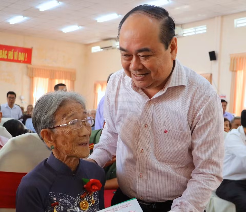 Trao quà cho Mẹ Việt Nam Anh hùng Cao Thị Lê, thị trấn Vĩnh Viễn, huyện Long Mỹ, ông Trần Văn Chính - Chủ tịch Uỷ ban MTTQ Việt Nam tỉnh Hậu Giang cho biết, Tết Nguyên đán năm nay, Hậu Giang tặng hơn 31.900 phần quà cho người có công với cách mạng, với kinh phí gần 11 tỷ đồng.
