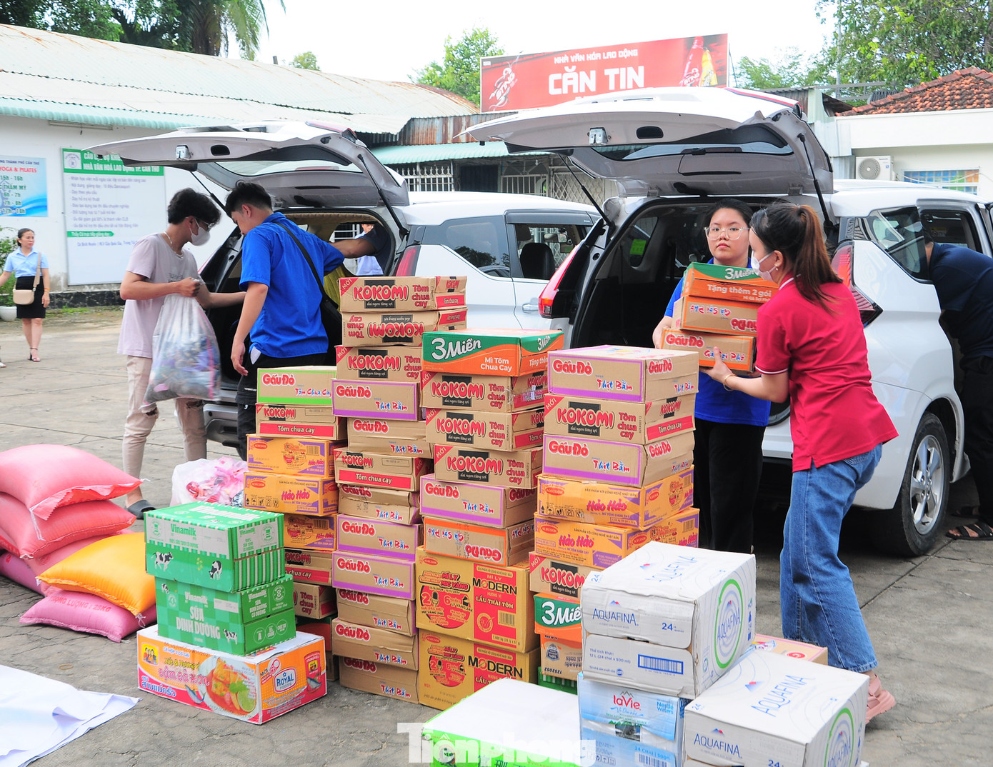 Người dân từ khắp nơi mang lương thực thực phẩm thiết yếu đến ủng hộ. Người dân từ khắp nơi mang lương thực thực phẩm thiết yếu đến ủng hộ.