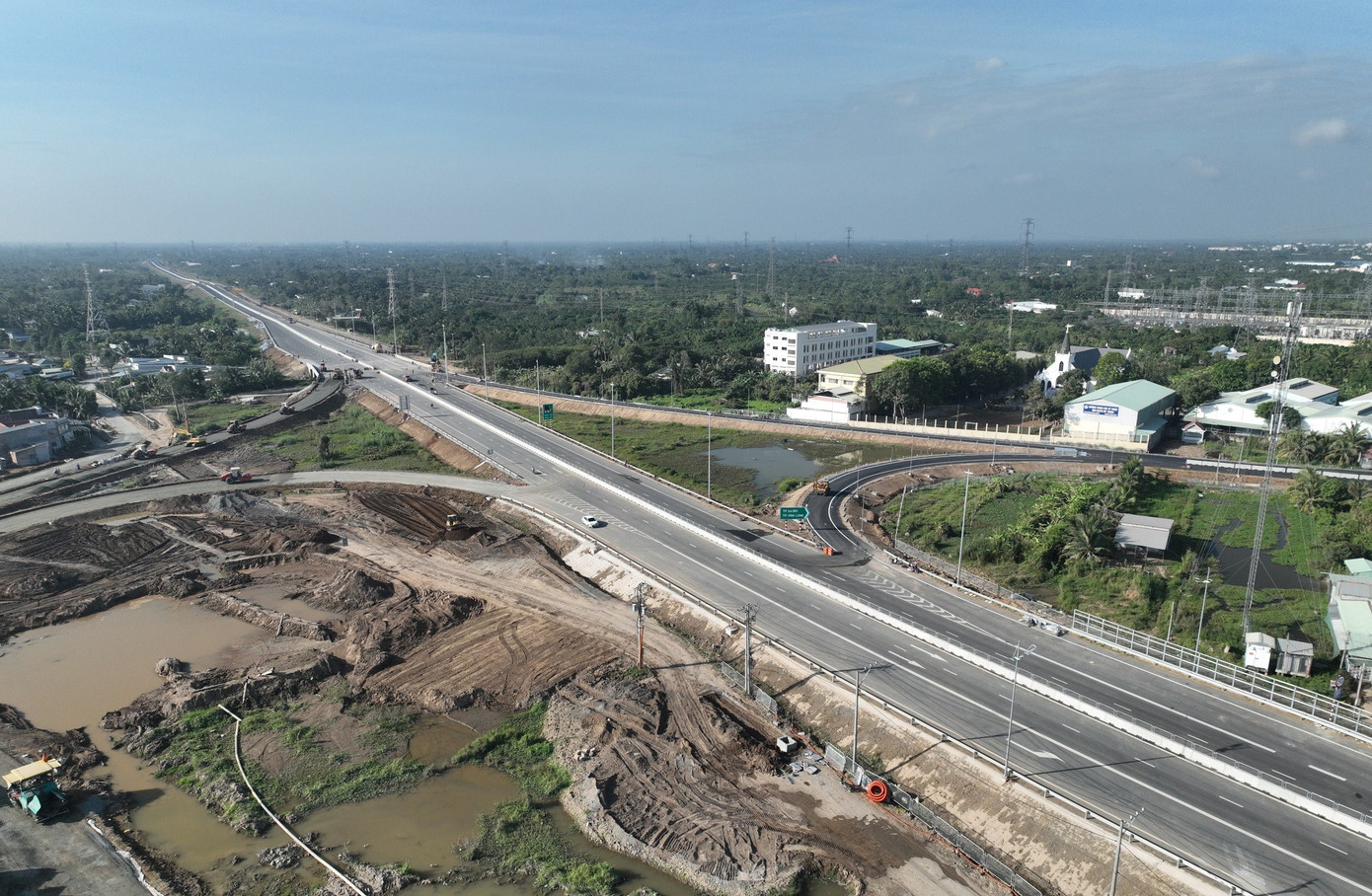 Theo tuyến cao tốc từ TPHCM - Trung Lương - Mỹ Thuận, qua cầu Mỹ Thuận 2 là cao tốc Mỹ Thuận - Cần Thơ. Dự án dài gần 23 km, đi qua hai tỉnh Vĩnh Long và Đồng Tháp, tổng mức đầu tư hơn 4.800 tỷ đồng, khởi công ngày 4/1/2021.