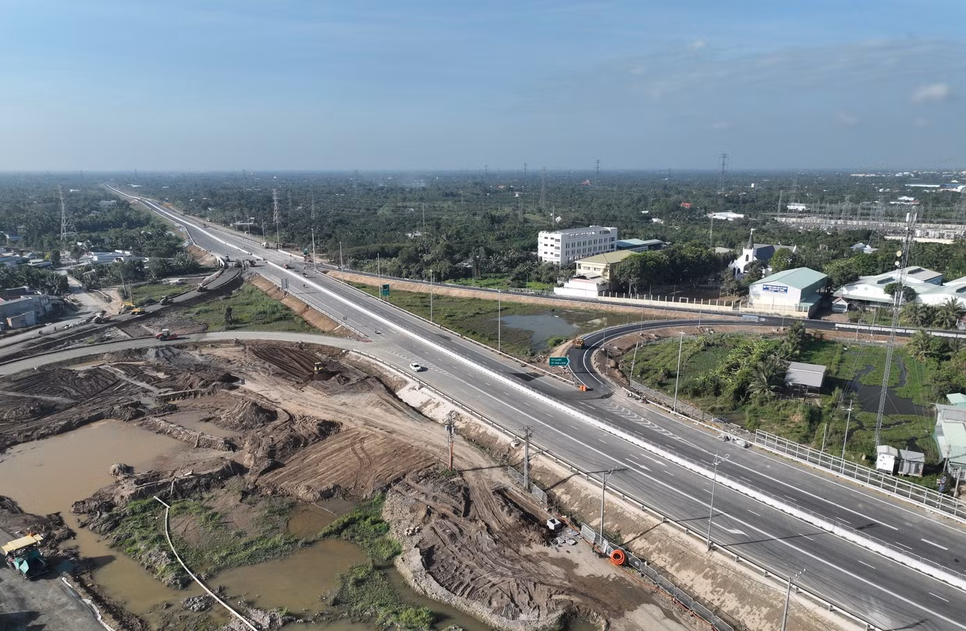 Theo tuyến cao tốc từ TPHCM - Trung Lương - Mỹ Thuận, qua cầu Mỹ Thuận 2 là cao tốc Mỹ Thuận - Cần Thơ. Dự án dài gần 23 km, đi qua hai tỉnh Vĩnh Long và Đồng Tháp, tổng mức đầu tư hơn 4.800 tỷ đồng, khởi công ngày 4/1/2021.