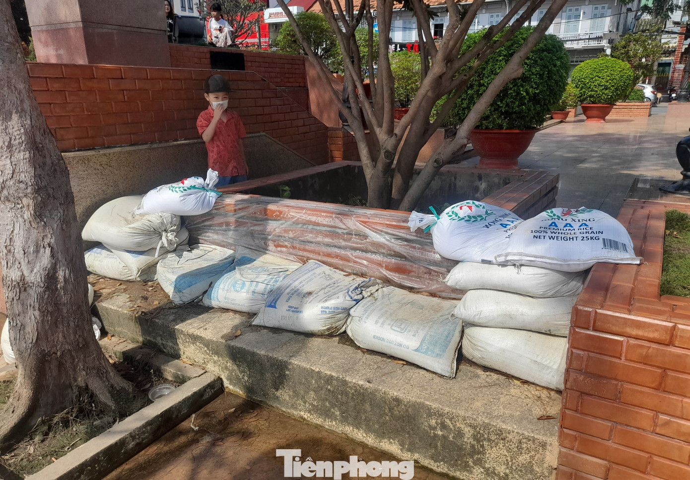 Đoạn còn lại dài khoảng 800m (tùy từng vị trí) được đắp bao cát để ngăn nước.