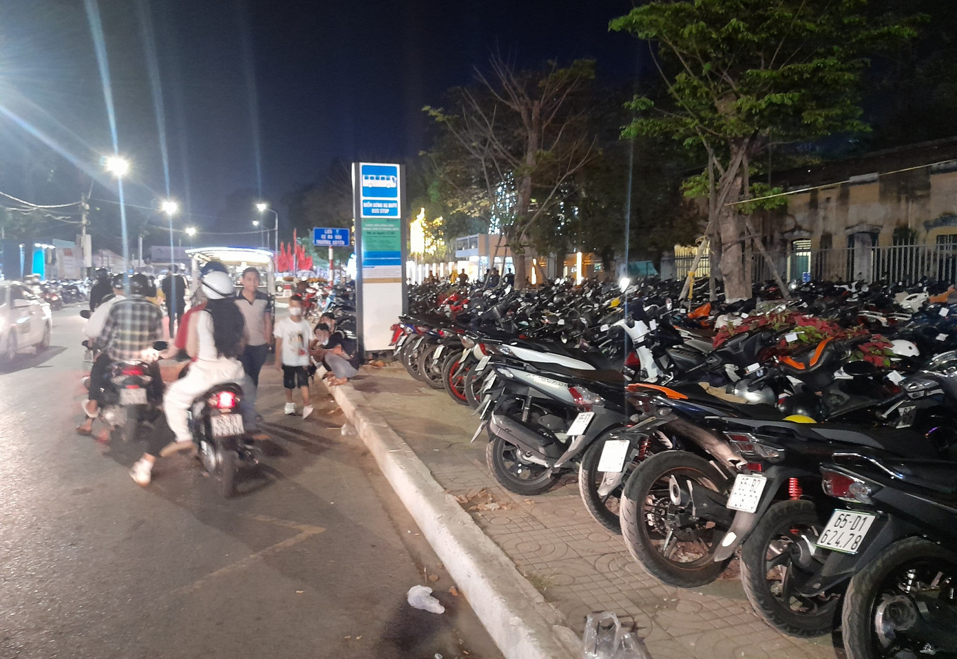 Phía ngoài, nhiều bãi giữ xe đã kín chỗ. Phía ngoài, nhiều bãi giữ xe đã kín chỗ.