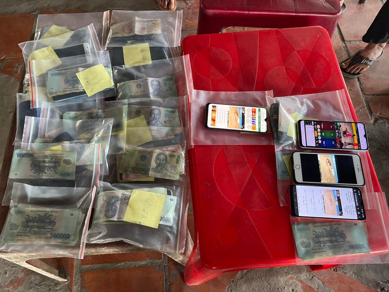 Tang vật tạm giữ tại hiện trường. Tang vật tạm giữ tại hiện trường.