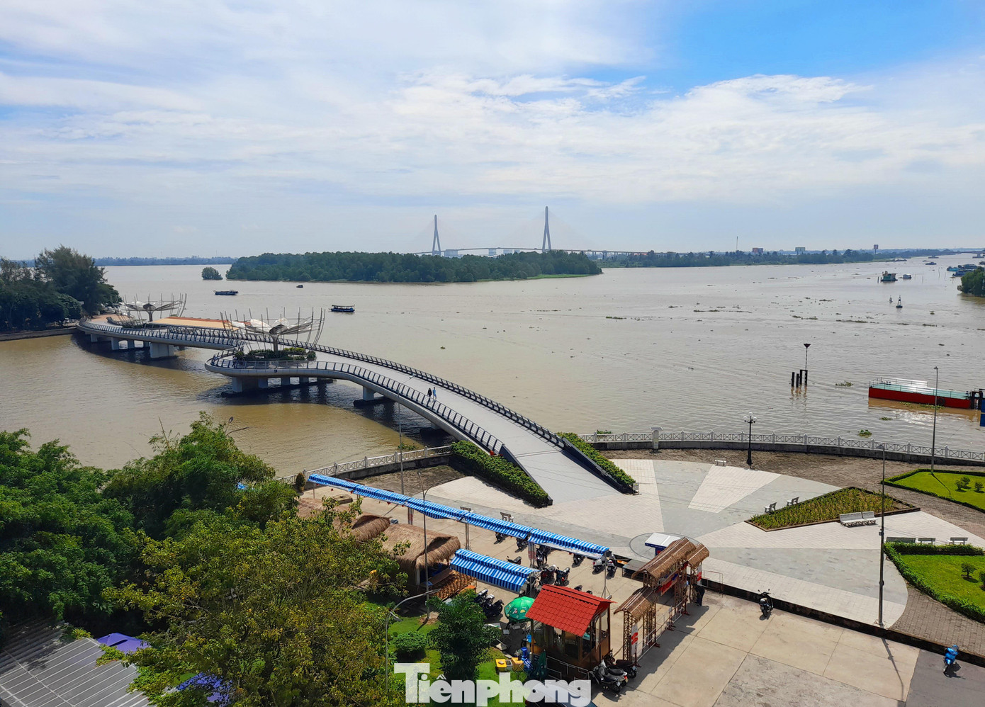 Cầu đi bộ Cần Thơ, nối Bến Ninh Kiều với cồn Cái Khế. Ảnh: Cảnh Kỳ