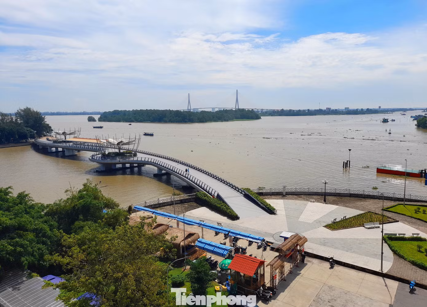 Cầu đi bộ Cần Thơ, nối Bến Ninh Kiều với cồn Cái Khế. Ảnh: Cảnh Kỳ Cầu đi bộ Cần Thơ, nối Bến Ninh Kiều với cồn Cái Khế. Ảnh: Cảnh Kỳ