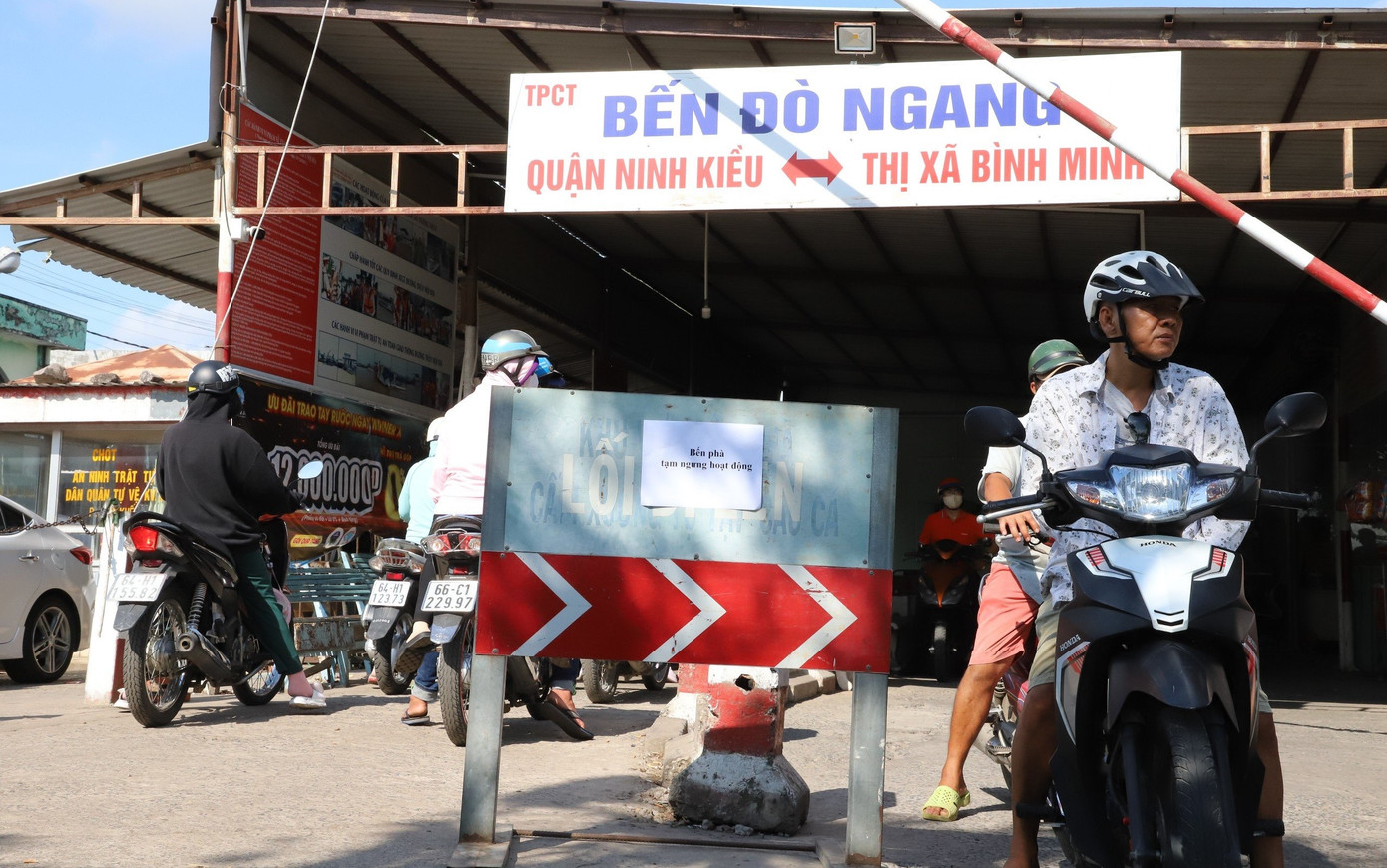 Ngày 3/5, bến phà dán thông báo tạm dừng hoạt động. Ảnh: Tr.T