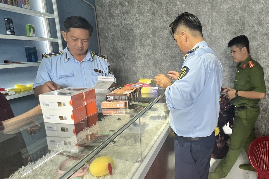 Lực lượng chức năng kiểm tra tại hộ kinh doanh. Lực lượng chức năng kiểm tra tại hộ kinh doanh.