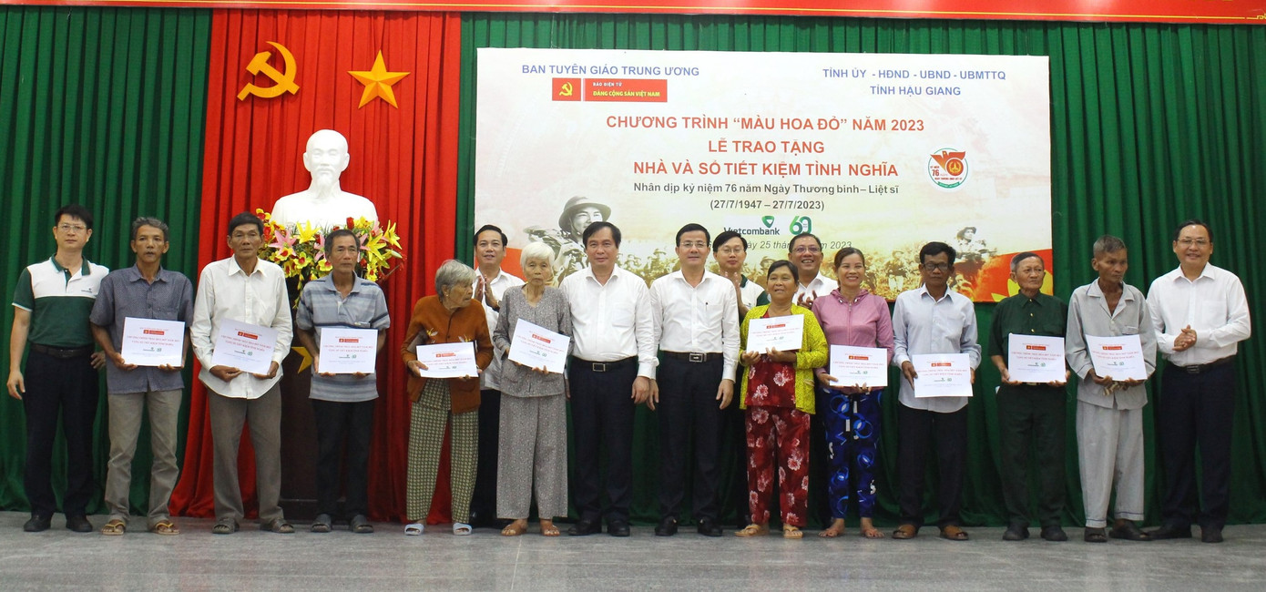 Trao sổ tiết kiệm cho các gia đình chính sách.