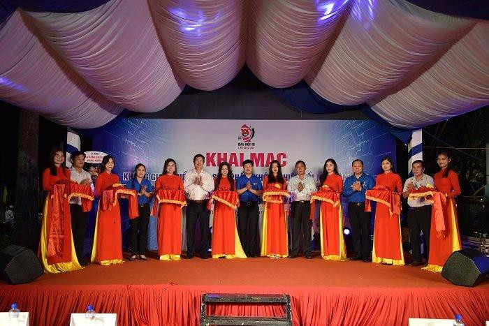 Cắt băng khai mạc triển lãm. Cắt băng khai mạc triển lãm.