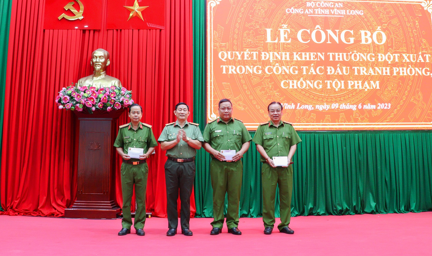 Đại diện các tập thể nhận thưởng. Đại diện các tập thể nhận thưởng.