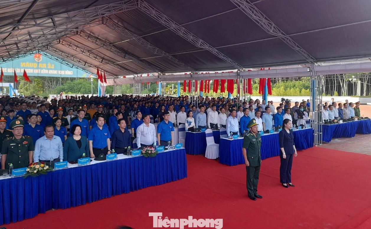 Lễ chào cờ trước khi vào nội dung chương trình.