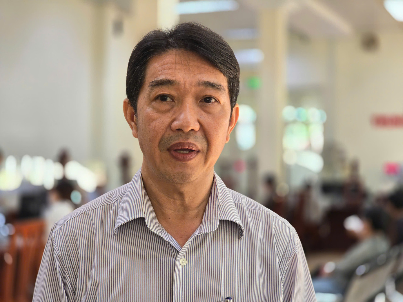 Ông Nguyễn Anh Hoài - Phó Chủ tịch UBND, Giám đốc Trung tâm Phục vụ hành chính công phường Ninh Kiều cho biết, có 12 lĩnh vực với 260 thủ tục hành chính được giải quyết tại Trung tâm hành chính phường. Một số thủ tục trước đây thuộc cấp quận/huyện, phải nắm rõ nên phường bố trí có cả công chức cấp quận trước đây và cả cấp phường để hỗ trợ lẫn nhau, kịp thời tiếp nhận và giải quyết cho dân. Ông Nguyễn Anh Hoài - Phó Chủ tịch UBND, Giám đốc Trung tâm Phục vụ hành chính công phường Ninh Kiều cho biết, có 12 lĩnh vực với 260 thủ tục hành chính được giải quyết tại Trung tâm hành chính phường. Một số thủ tục trước đây thuộc cấp quận/huyện, phải nắm rõ nên phường bố trí có cả công chức cấp quận trước đây và cả cấp phường để hỗ trợ lẫn nhau, kịp thời tiếp nhận và giải quyết cho dân.