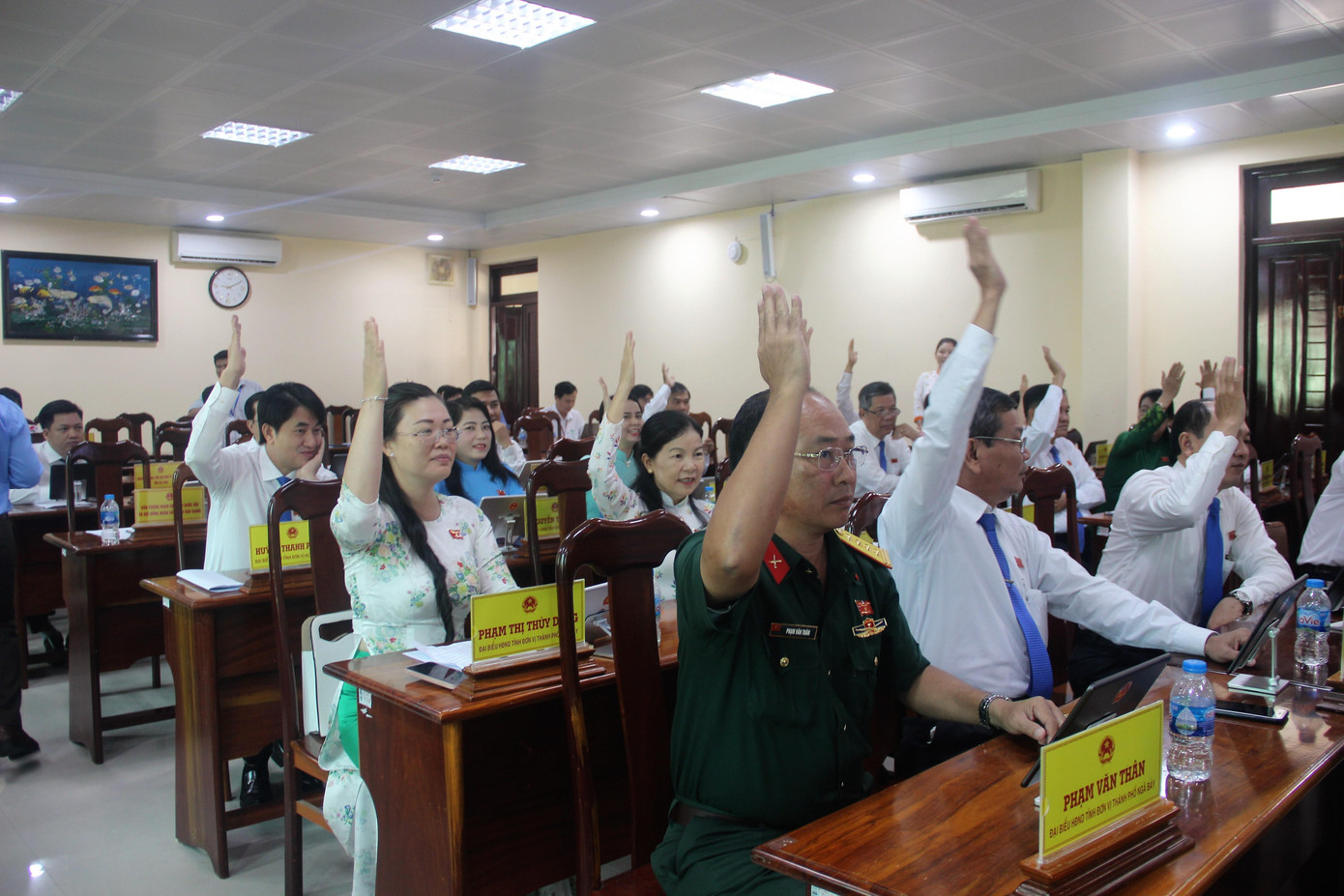 Đại biểu biểu quyết thông qua nghị quyết đầu tư các dự án.