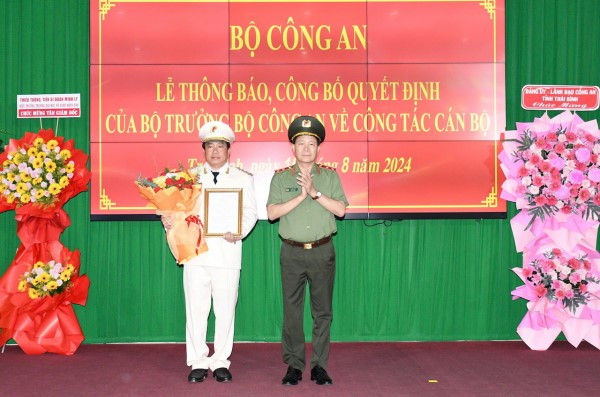 Trao quyết định cho Đại tá Nguyễn Thanh Hải (bên trái). Ảnh: Hồ Giang Trao quyết định cho Đại tá Nguyễn Thanh Hải (bên trái). Ảnh: Hồ Giang