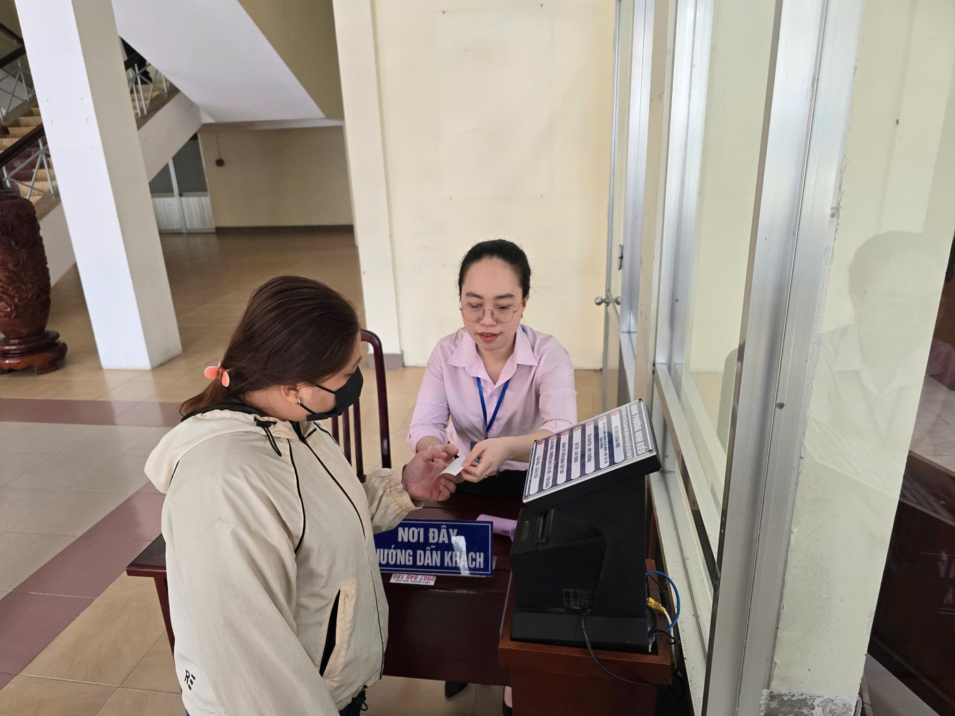 Lãnh đạo UBND phường Ninh Kiều cho biết, hệ thống máy vi tính, đường truyền cũng được đầu tư nâng cấp để phục vụ hoạt động, đảm bảo thông suốt, không để gián đoạn. Bên cạnh đó, bàn ghế, chỗ ngồi cho người dân đến làm việc cũng bố trí thêm, thêm nhân sự hỗ trợ người dân nộp hồ sơ trực tuyến, nhận kết quả tại nhà. Lãnh đạo UBND phường Ninh Kiều cho biết, hệ thống máy vi tính, đường truyền cũng được đầu tư nâng cấp để phục vụ hoạt động, đảm bảo thông suốt, không để gián đoạn. Bên cạnh đó, bàn ghế, chỗ ngồi cho người dân đến làm việc cũng bố trí thêm, thêm nhân sự hỗ trợ người dân nộp hồ sơ trực tuyến, nhận kết quả tại nhà.