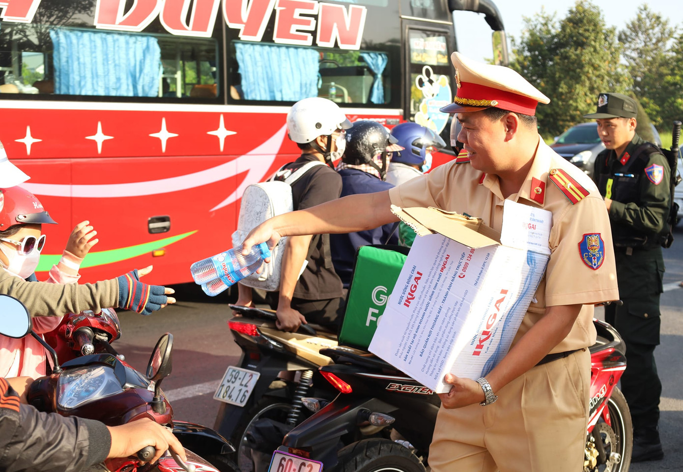 Lực lượng công an đã phát tặng người dân 3.000 chai nước suối, 3.000 khăn lạnh, 3.000 tờ rơi tuyên truyền, 3.000 khẩu trang y tế.