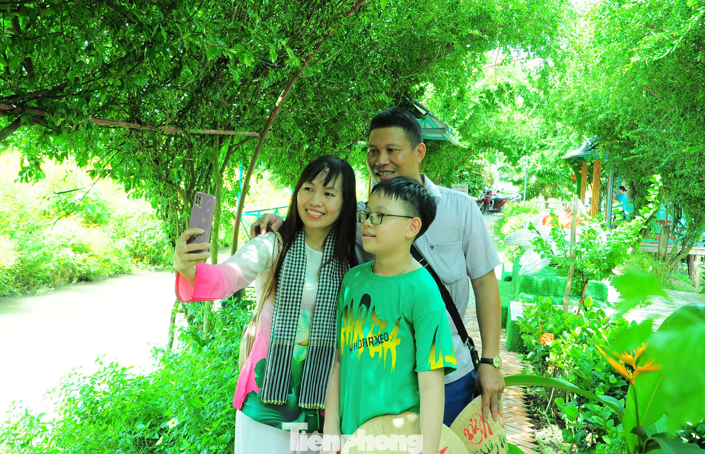 Chị Nguyễn Phương Thúy (quận Ninh Kiều, TP Cần Thơ) cho biết, những điểm du lịch sinh thái luôn được gia đình chị lựa chọn cho những kỳ nghỉ lễ, đặc biệt, dịp lễ Quốc khánh 2/9 cũng là thời điểm cho các con đi trải nghiệm trước khi bước vào năm học mới. Chị Nguyễn Phương Thúy (quận Ninh Kiều, TP Cần Thơ) cho biết, những điểm du lịch sinh thái luôn được gia đình chị lựa chọn cho những kỳ nghỉ lễ, đặc biệt, dịp lễ Quốc khánh 2/9 cũng là thời điểm cho các con đi trải nghiệm trước khi bước vào năm học mới.